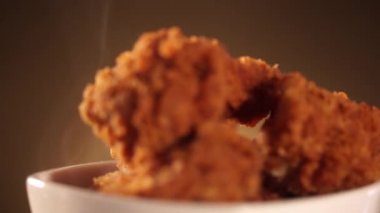 Döndürme kova kızarmış kentucky fried chicken tam dumanlı kahverengi zemin üzerine.