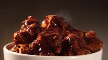 Döndürme kova kızarmış kentucky fried chicken tam dumanlı kahverengi zemin üzerine.