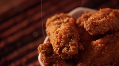 Döndürme kova kızarmış kentucky fried chicken tam dumanlı kahverengi zemin üzerine.