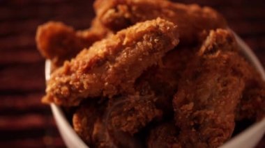 Döndürme kova kızarmış kentucky fried chicken tam dumanlı kahverengi zemin üzerine.