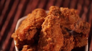 Döndürme kova kızarmış kentucky fried chicken tam dumanlı kahverengi zemin üzerine.