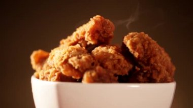 Döndürme kova kızarmış kentucky fried chicken tam dumanlı kahverengi zemin üzerine.