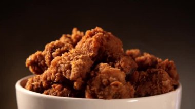 Döndürme kova kızarmış kentucky fried chicken tam dumanlı kahverengi zemin üzerine.