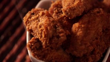 Döndürme kova kızarmış kentucky fried chicken tam dumanlı kahverengi zemin üzerine.