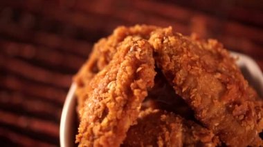 Döndürme kova kızarmış kentucky fried chicken tam dumanlı kahverengi zemin üzerine.