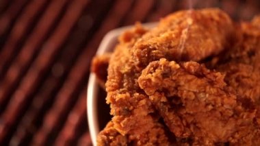 Döndürme kova kızarmış kentucky fried chicken tam dumanlı kahverengi zemin üzerine.