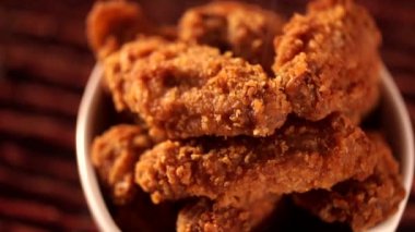 Döndürme kova kızarmış kentucky fried chicken tam dumanlı kahverengi zemin üzerine.