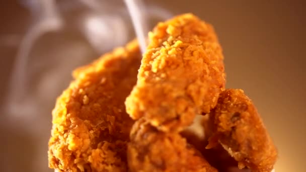 Secchio Rotazione Pieno Pollo Fritto Kentucky Croccante Con Fumo Sfondo — Video Stock