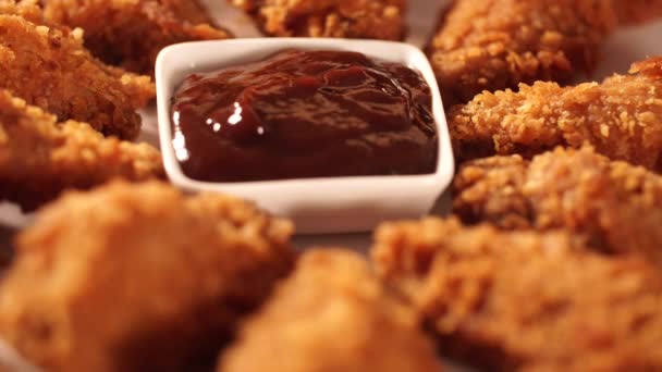 Döndürme Kova Kızarmış Kentucky Fried Chicken Tam Dumanlı Kahverengi Zemin — Stok video