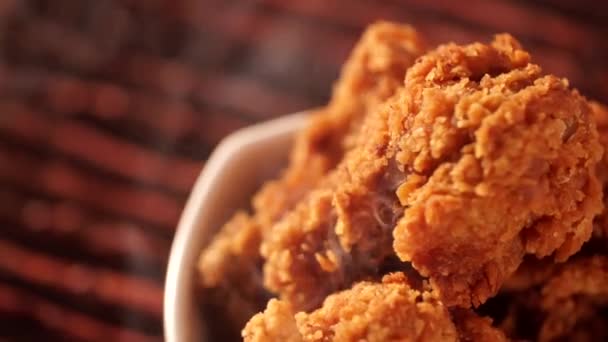 Rotacja Wiadro Pełne Chrupiącego Kurczaka Kentucky Smażone Dymu Brązowym Tle — Wideo stockowe