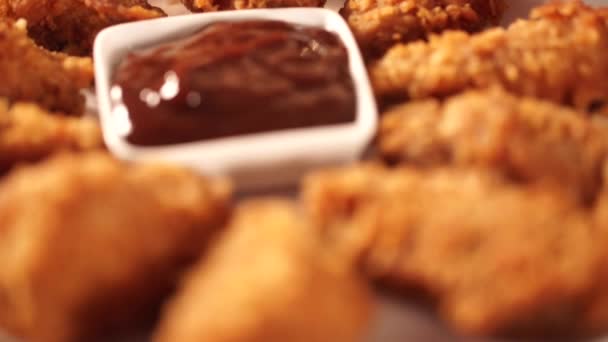 Döndürme Kova Kızarmış Kentucky Fried Chicken Tam Dumanlı Kahverengi Zemin — Stok video