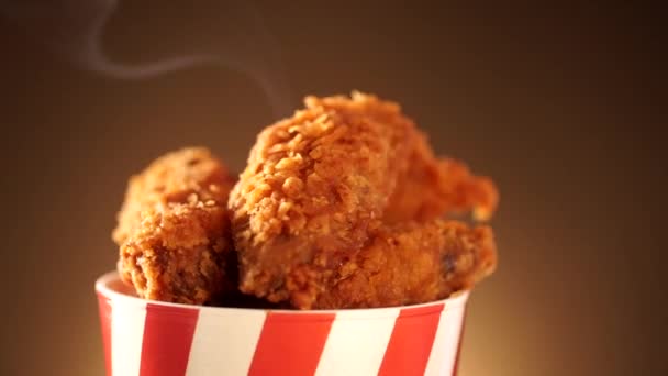 Döndürme Kova Kızarmış Kentucky Fried Chicken Tam Dumanlı Kahverengi Zemin — Stok video