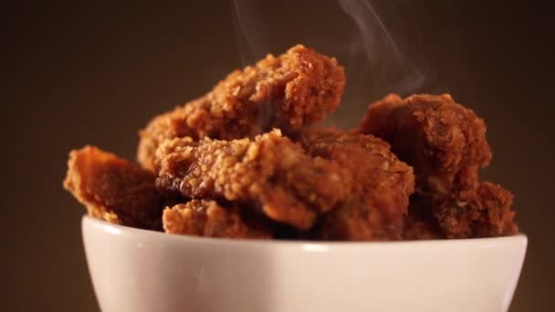 Secchio Rotazione Pieno Pollo Fritto Kentucky Croccante Con Fumo Sfondo — Video Stock