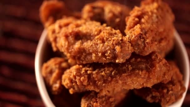 Seau Rotatif Plein Poulet Frit Croustillant Kentucky Avec Fumée Sur — Video