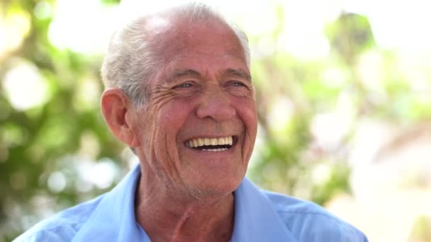 Portret Van Senior Braziliaanse Man Met Witte Hoed Kijken Camera — Stockvideo