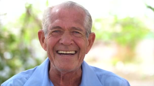 Portret Van Senior Braziliaanse Man Met Witte Hoed Kijken Camera — Stockvideo