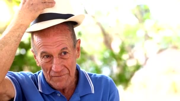 Портрет Старшего Бразильца Белой Шляпе Смотрящего Камеру Одно Место Закате — стоковое видео