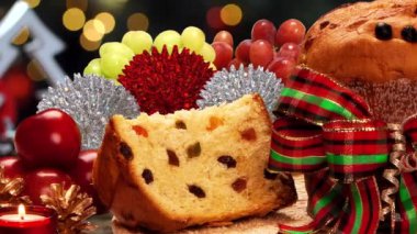 Lezzetli Panettone dilim bulanık Noel ışıkları yanıp sönen ile şekerlenmiş meyve ile.