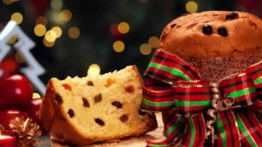 Lezzetli Panettone dilim bulanık Noel ışıkları yanıp sönen ile şekerlenmiş meyve ile.