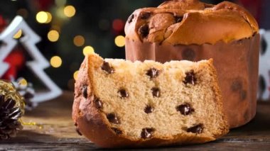 Lezzetli Panettone dilim bulanık Noel ışıkları yanıp sönen ile şekerlenmiş meyve ile. Chocotone