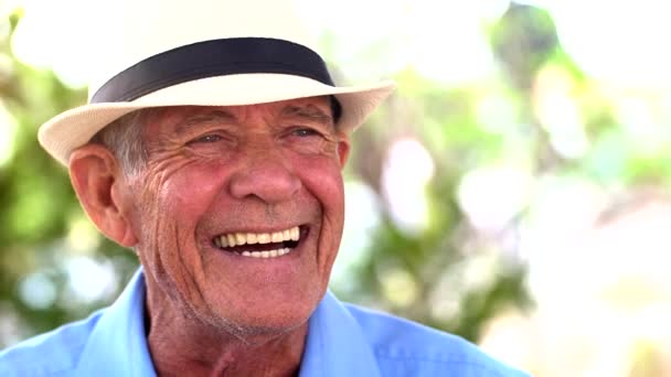 Portrait Senior Brazilian Man White Hat Looking Camera One Spot — Stock Video