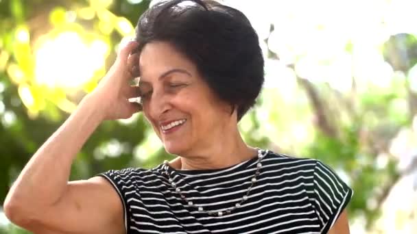 Портрет Пожилой Бразильской Женщины Смотрящей Камеру Закате Улыбающейся Горизонтальная Форма — стоковое видео