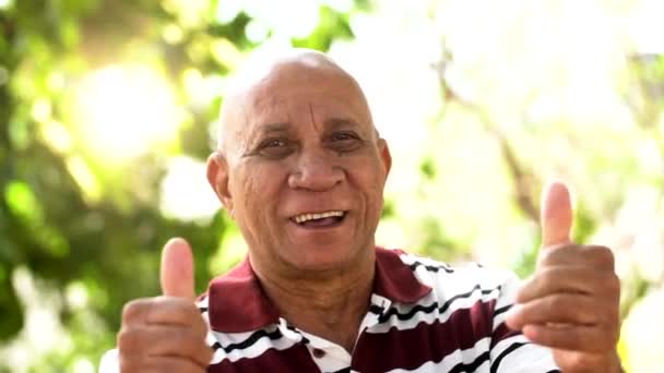 Retrato Brasileiro Sênior Com Chapéu Branco Olhando Para Câmera Pôr — Vídeo de Stock