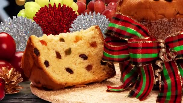 美味的潘妮托妮片与蜜饯水果与闪烁模糊的圣诞灯 — 图库视频影像
