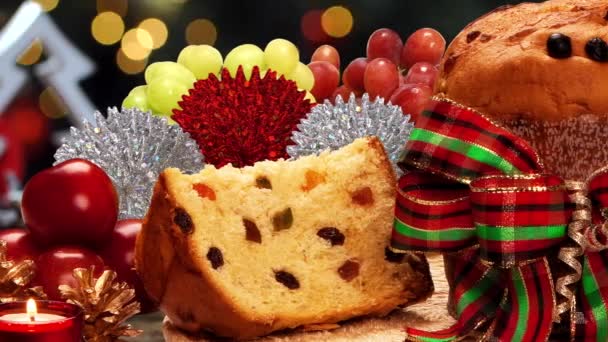 Köstliche Panettone Scheibe Mit Kandierten Früchten Mit Blinkender Verschwommener Weihnachtsbeleuchtung — Stockvideo