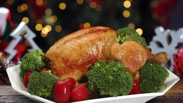 Cena Navidad Con Pavo Servida Frente Árbol Navidad — Vídeos de Stock