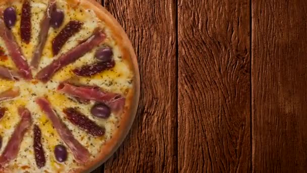 Pare Movimento Pizzas Girando Uma Mesa Madeira Rústica — Vídeo de Stock