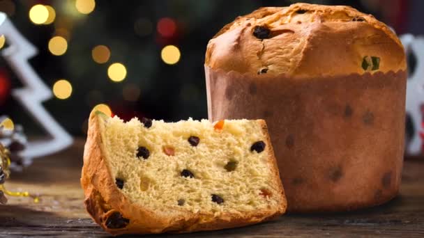 Deliciosa Rebanada Panettone Con Frutas Confitadas Con Luces Navidad Borrosas — Vídeo de stock