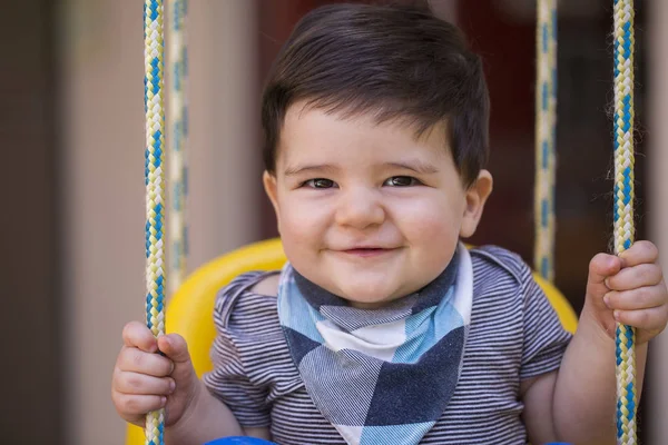 Lindo Menino Brasileiro Olhando Para Câmera Bebé Baloiço Feliz Bebé — Fotografia de Stock