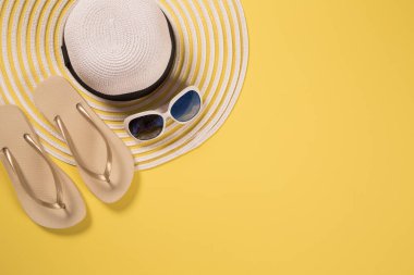 Yaz tatil kavramı düz yatıyordu. Plaj aksesuarları en iyi manzarası. Metin için yer. seyahat.