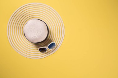 Yaz tatil kavramı düz yatıyordu. Plaj aksesuarları en iyi manzarası. Metin için yer. seyahat.