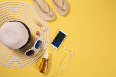 Yaz tatil kavramı düz yatıyordu. Plaj aksesuarları en iyi manzarası. Metin için yer. seyahat.