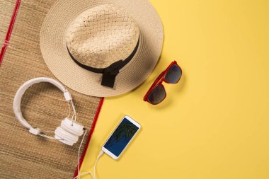 Yaz tatil kavramı düz yatıyordu. Plaj aksesuarları en iyi manzarası. Metin için yer. seyahat.