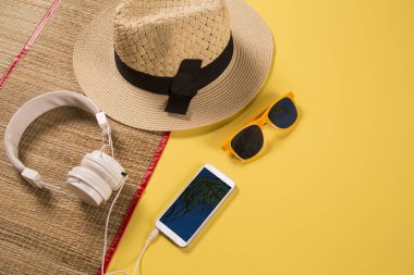 Yaz tatil kavramı düz yatıyordu. Plaj aksesuarları en iyi manzarası. Metin için yer. seyahat.