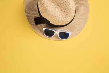 Yaz tatil kavramı düz yatıyordu. Plaj aksesuarları en iyi manzarası. Metin için yer. seyahat.