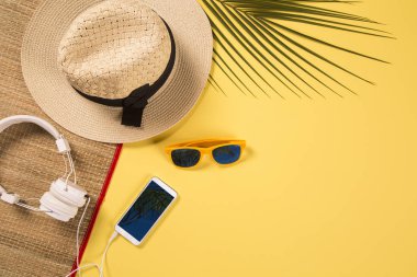 Yaz tatil kavramı düz yatıyordu. Plaj aksesuarları en iyi manzarası. Metin için yer. seyahat.