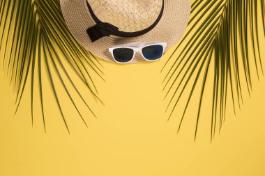 Yaz tatil kavramı düz yatıyordu. Plaj aksesuarları en iyi manzarası. Metin için yer. seyahat.