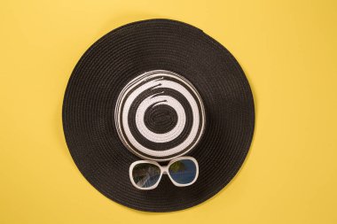 Yaz tatil kavramı düz yatıyordu. Plaj aksesuarları en iyi manzarası. Metin için yer. seyahat.