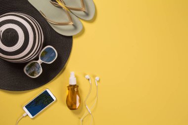 Yaz tatil kavramı düz yatıyordu. Plaj aksesuarları en iyi manzarası. Metin için yer. seyahat.