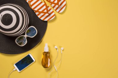 Yaz tatil kavramı düz yatıyordu. Plaj aksesuarları en iyi manzarası. Metin için yer. seyahat.