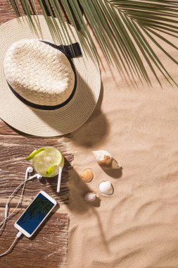 Kumlu plaja havlu çerçeve ve yaz aksesuarları ile en iyi görünümü. Arka plan kopya alanı ve görünür kum doku ile. Havlu yapılan sağ kenarlık.