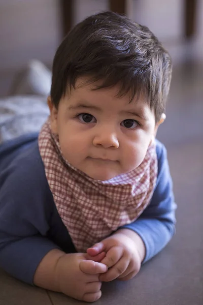 Bébé Garçon Mignon Sous Table Regardant Caméra — Photo