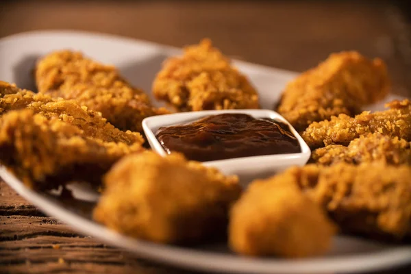 Balde Cheio Frango Frito Crocante Kentucky Com Fumaça Molho Churrasco — Fotografia de Stock