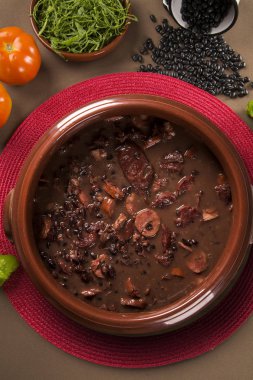 Brezilyalı Feijoada yemek. Kopya alanı ile üstten görünüm.