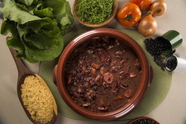 Brezilyalı Feijoada yemek. Kopya alanı ile üstten görünüm.