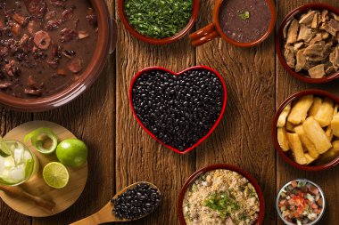 Brezilyalı Feijoada yemek. Kırmızı kalp fasulye pot ile üstten görünüm